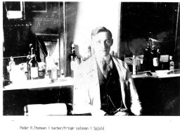 Peder R. Thomsen i barber/frisør salonen i Spjald